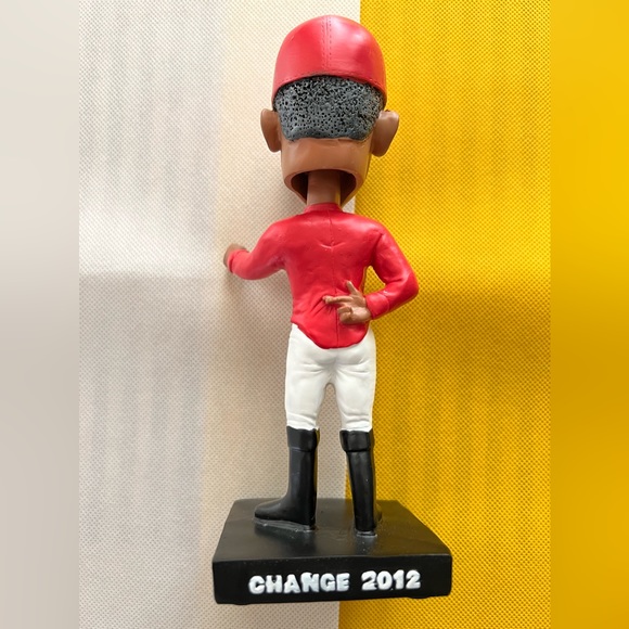 Barack Obama 7 Inches Tall Polyresin Bobblehead Action Figure - Picture 7 of 12